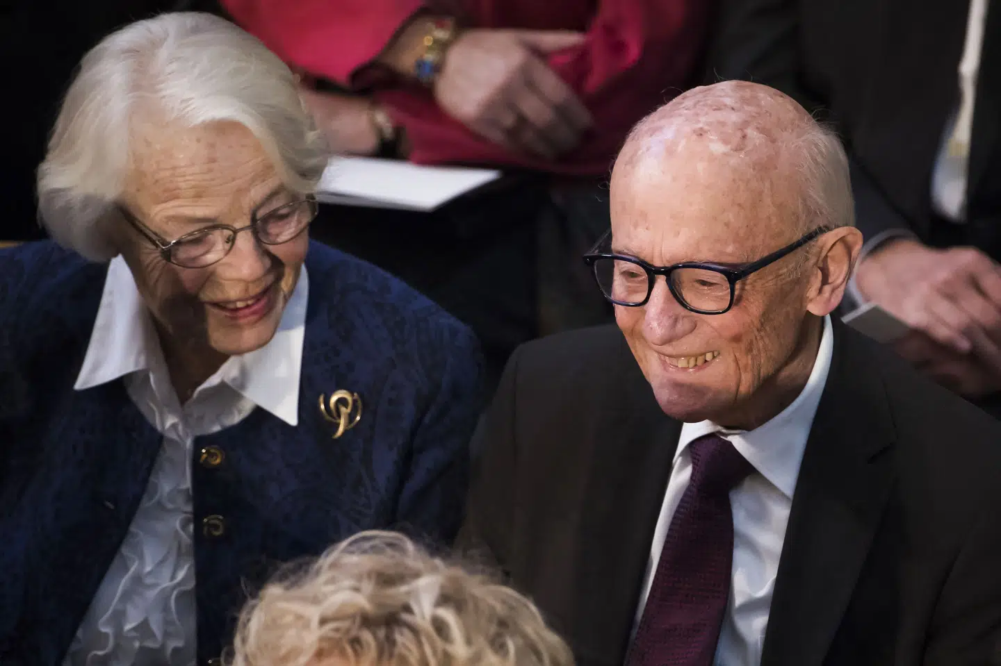 Norges tidligere statsminister Kåre Willoch sammen med sin kone gennem 67 år, Anne-Marie Willoch. Her ses de to sammen ved Nobelfesten på Oslo Rådhus i december 2017. Odd Andersen/Ritzau Scanpix