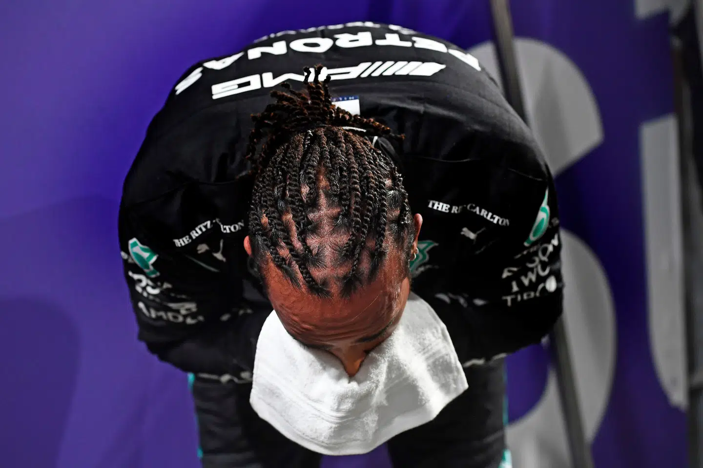 Lewis Hamilton var udmattet efter det dramartiske løb i Jeddah.