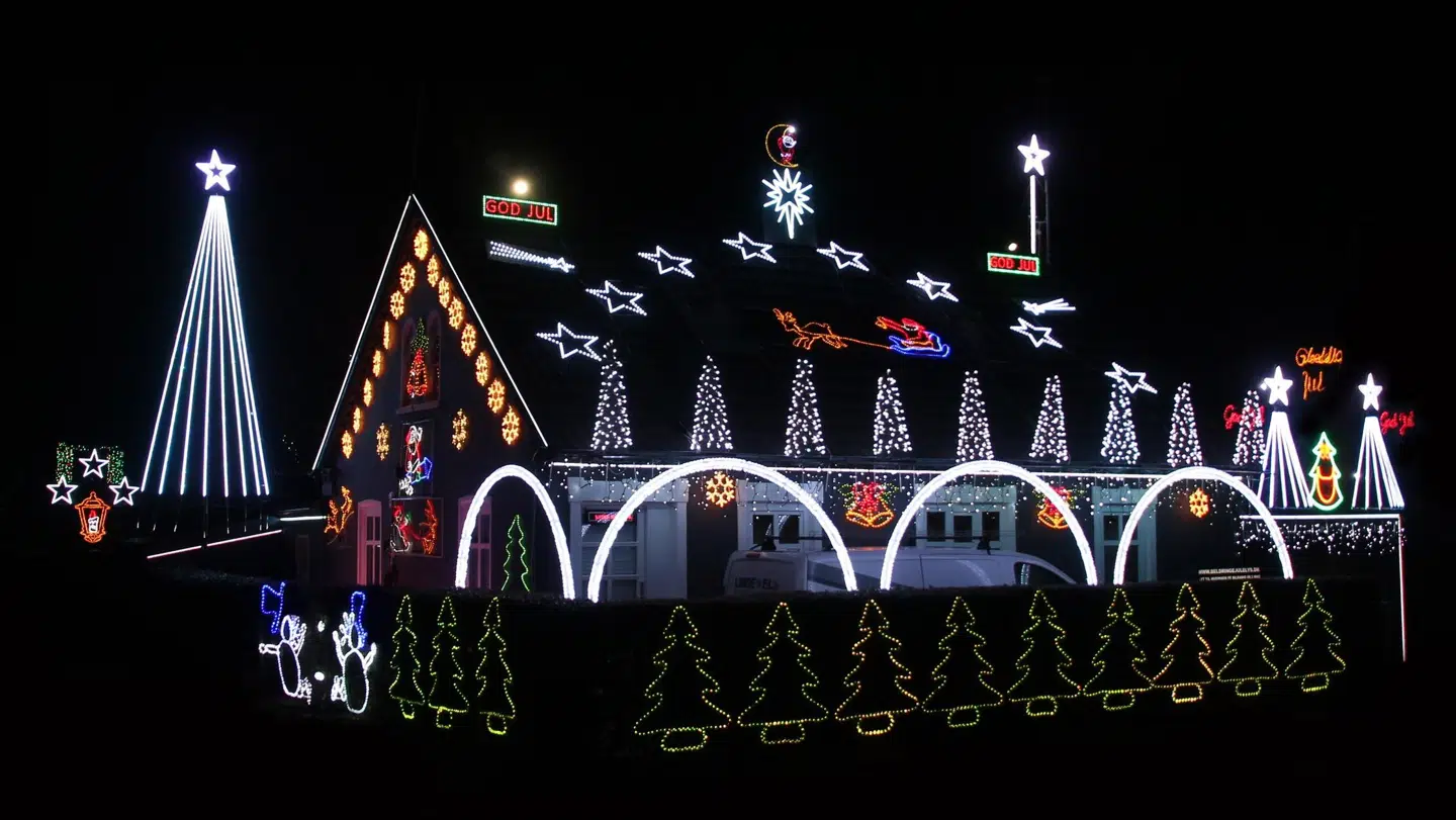 Hvert år udbygger og udvikler René Andersen julelysshowet. Men der er snart ikke plads mere, og i år har han måttet lade lys blive i skuret i baghaven. Foto: Privatfoto