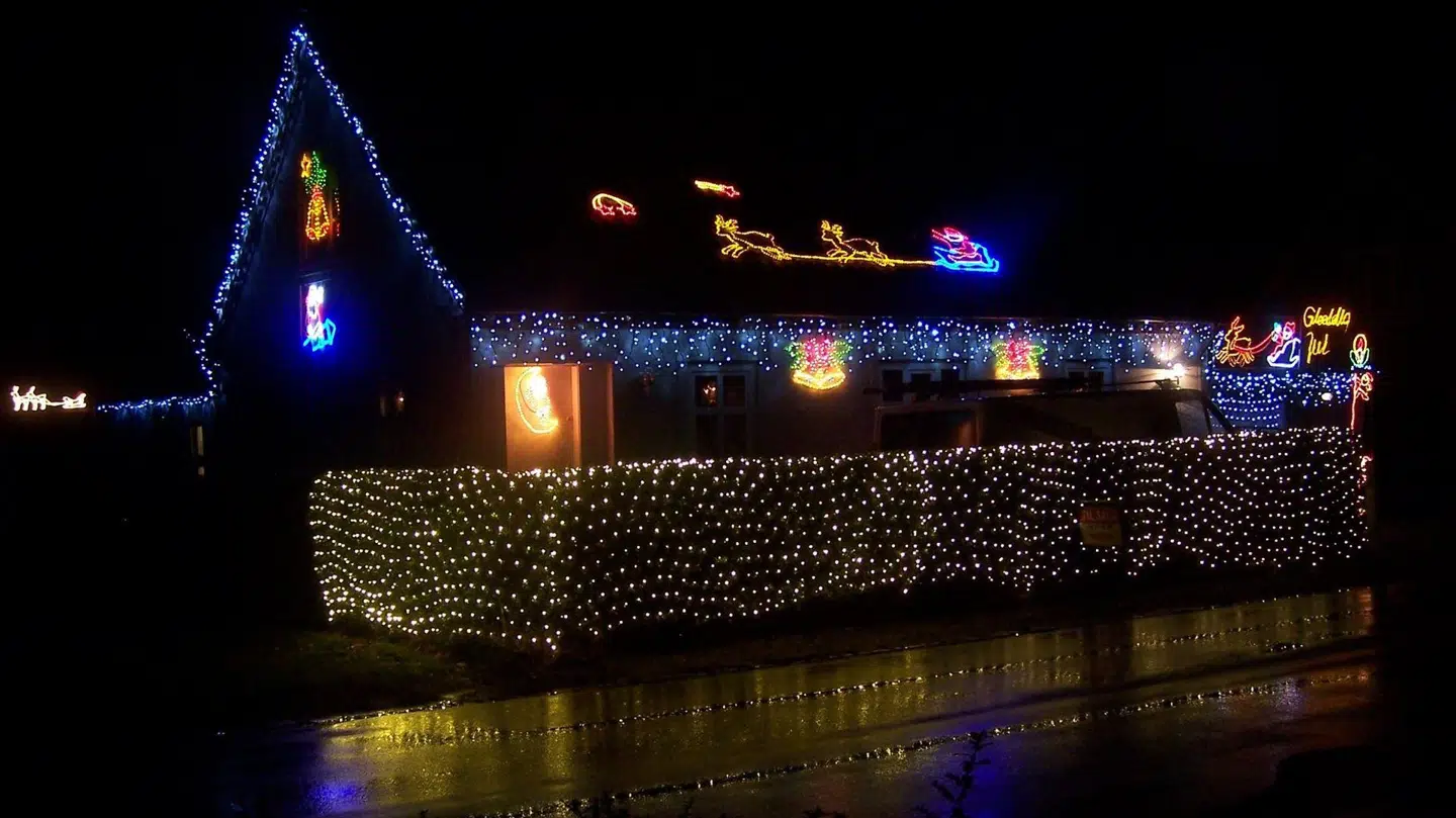 I 2008, hvor René Andersen for alvor begyndte at give den gas med julelyset, havde han langt mere pynt end de fleste andre. Alligevel er det vand i forhold til det, han har i dag, hvor et nøje tilrettelagt lysshow lyser i takt til en række julesange. Foto: Privatfoto