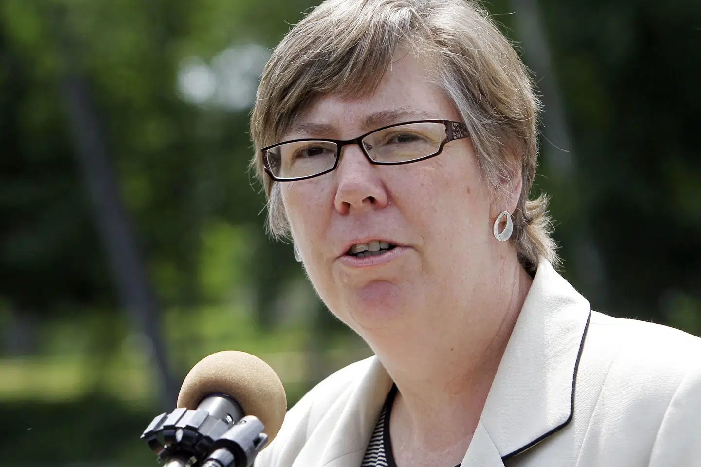 Dette er den mest omfattende og kritiske rapport om plastaffald, som nogensinde er offentliggjort, siger Judith Enck, præsident i organisationen Beyond Plastics. I rapporten bliver det anslået, at otte millioner ton plastaffald hvert eneste år havner i verdenshavene. Mike Groll/Ritzau Scanpix