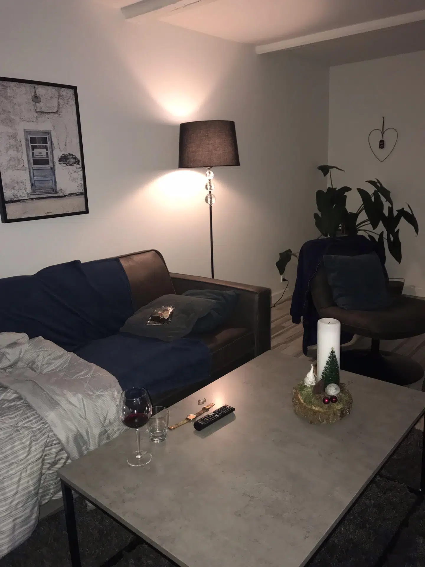 Heidi og hendes kæreste redte op til Andrea på sofaen og fosynede hende med et glas rødvin. Foto: Privat