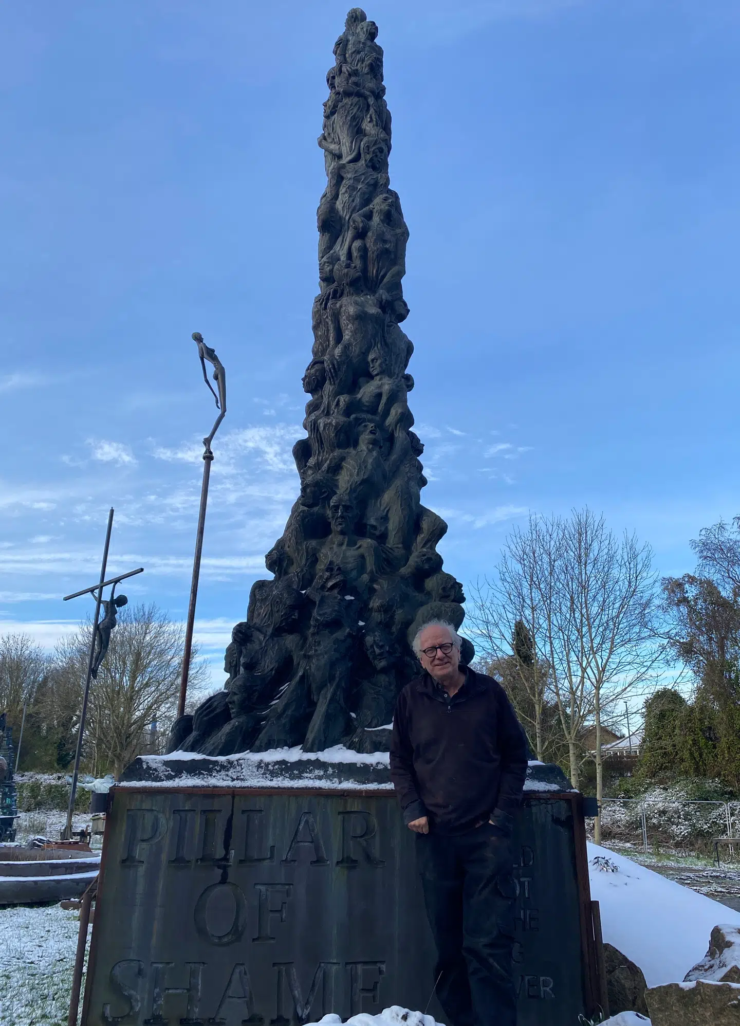 Jens Galschiøt ved den oprindelige udgave af Skamstøtten.