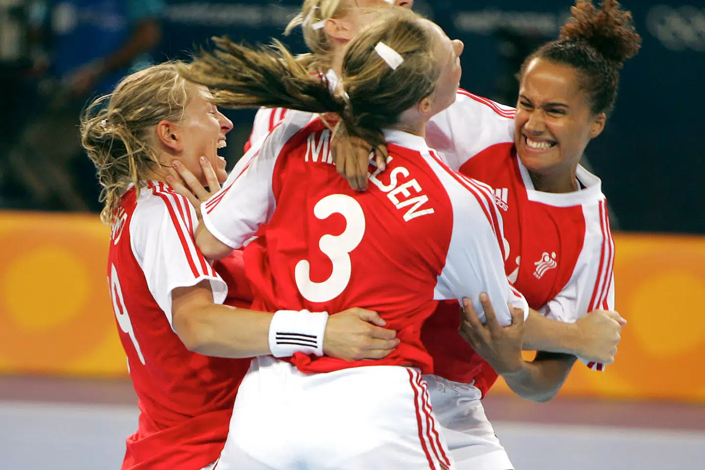 Josephine Touray (yderst th.) var med, da Danmark besejrede Sydkorea i OL-dramaet og vandt guld i Athen.