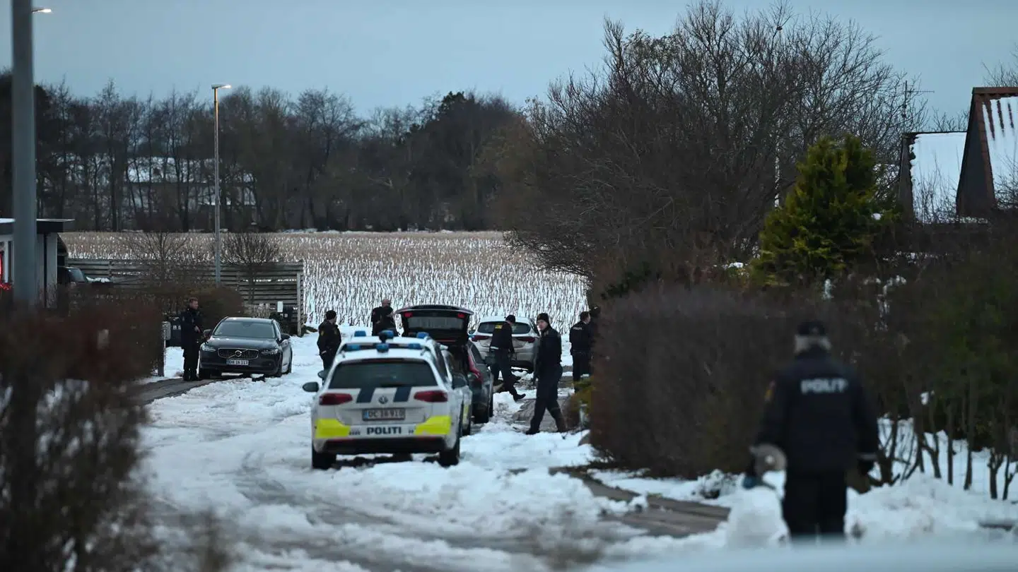 Midt- og Vestjyllands Politi rykkede lørdag eftermiddag massivt ud til en adresse Bedsted Thy. Kampklædte betjente omringede huset og anholdt en mand, som muligvis bliver sigtet for trusler.