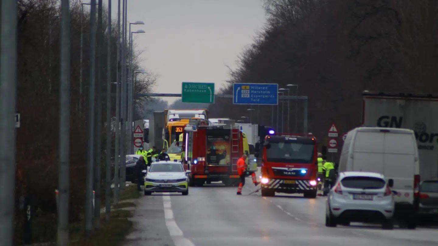 Vejen er spærret i begge retninger. Foto: Presse-fotos.dk