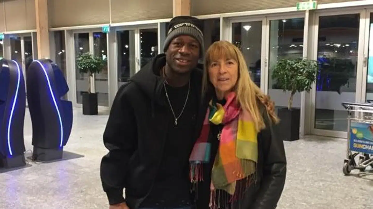 Christian Bassogog sammen med Kirsten Fallingborg – eller 'mom' – i Aalborg Lufthavn, inden turen går til Kina. Privatfoto.