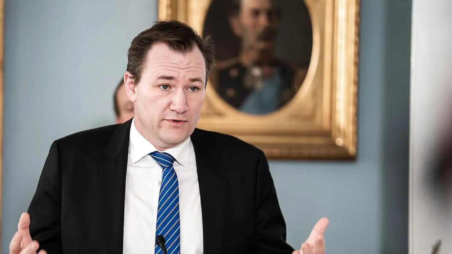 Niels Flemming Hansen, konservativ forsvarsordfører, er glad for at forsvarsminister Trine Bramsen har forholdt sig til USAs talrige observationer af ufoer i stedet for at feje det af banen.