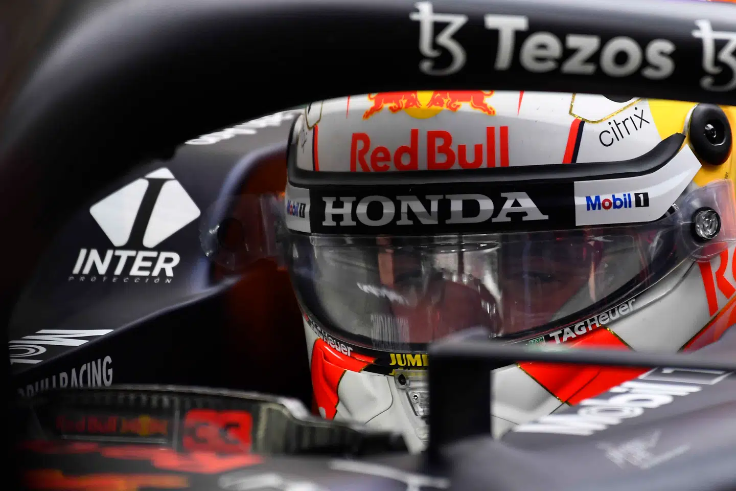 Max Verstappen (Red Bull-Honda) var på fjerdepladsen to tiendedele sekund efter VM-rivalen Lewus Hamilton (Mercedes) i fredagens trænings til Saudi Arabiens Grand Prix.