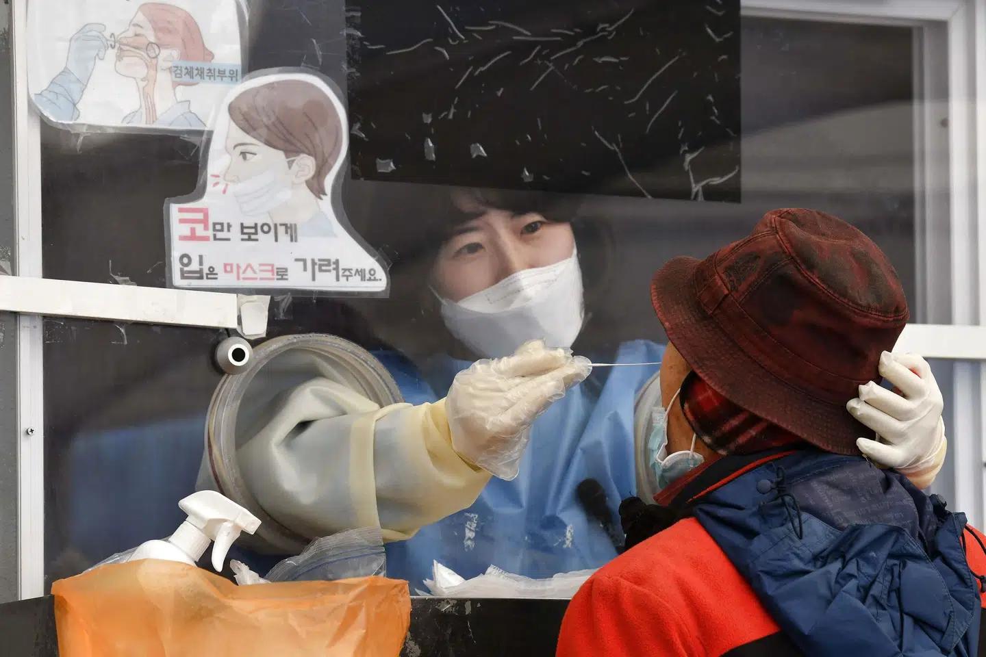 En person bliver testet for coronasmitte ved et testcenter i Sydkoreas hovedstad, Seoul. Mange steder i verden er der stigende bekymring over den nye Omikron-variant. Jung Yeon-Je/Ritzau Scanpix