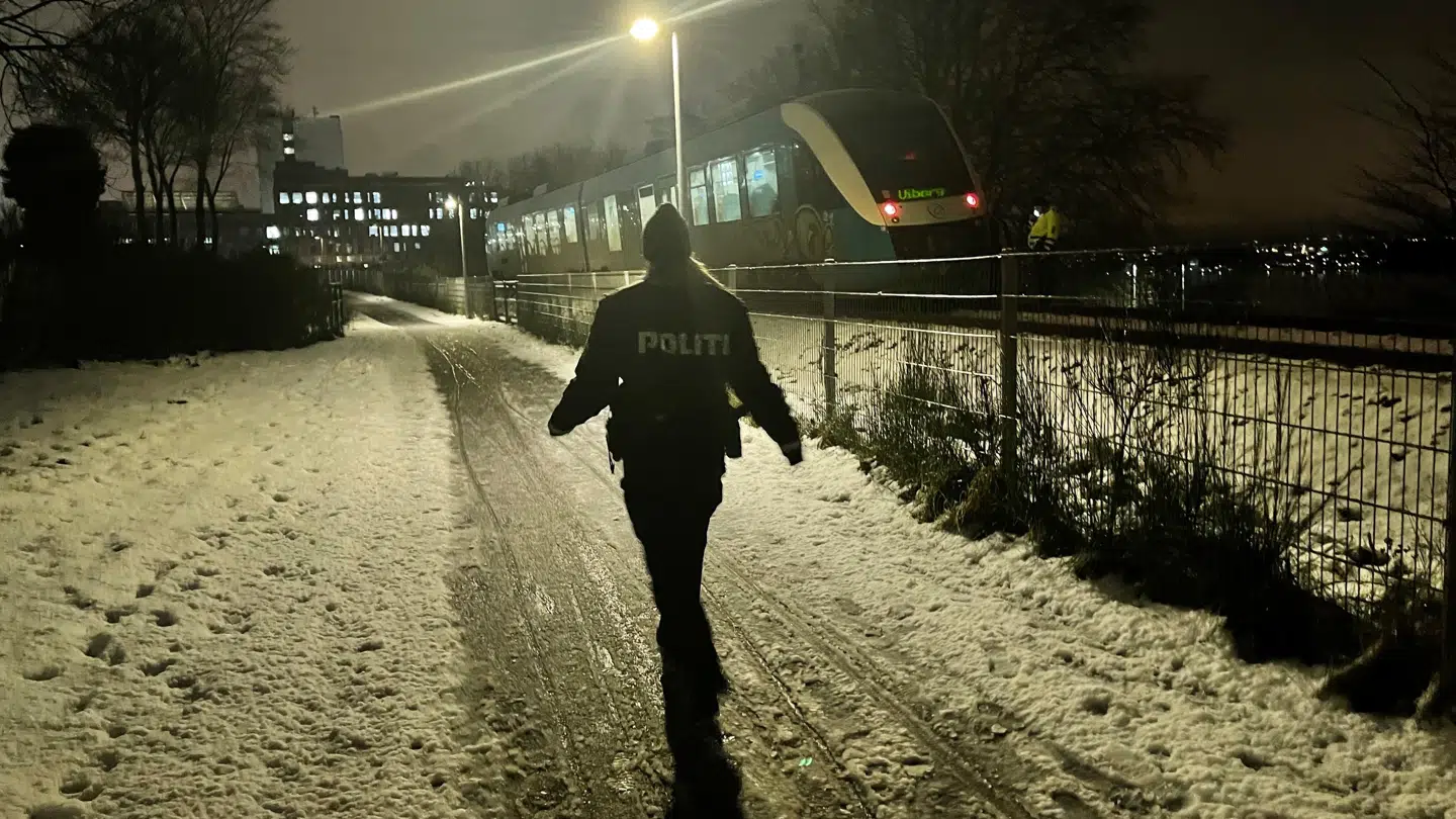 En kvinde er blevet strejfet at toget nær Viborg Station.