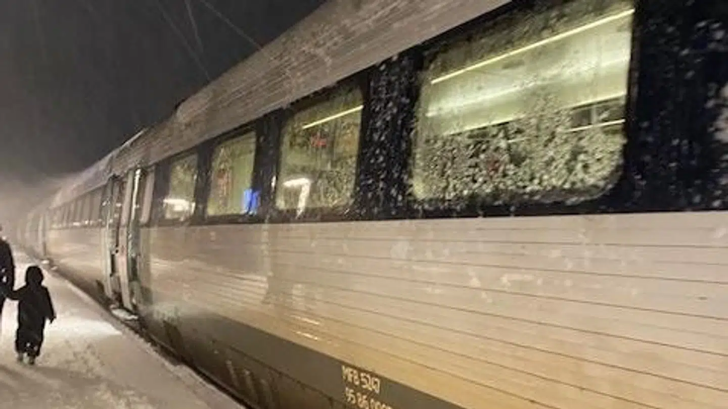 Toget kunne ikke komme videre fra Skørping, da der var væltet træer ned over skinnerne.