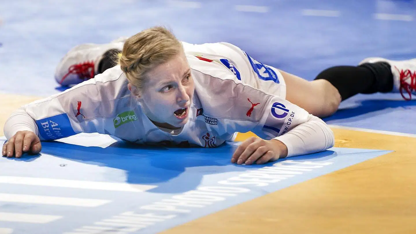 Mia Rej i første halvleg af kampen mod Tunesien. Det var IKKE i den situation, hun blev skadet.