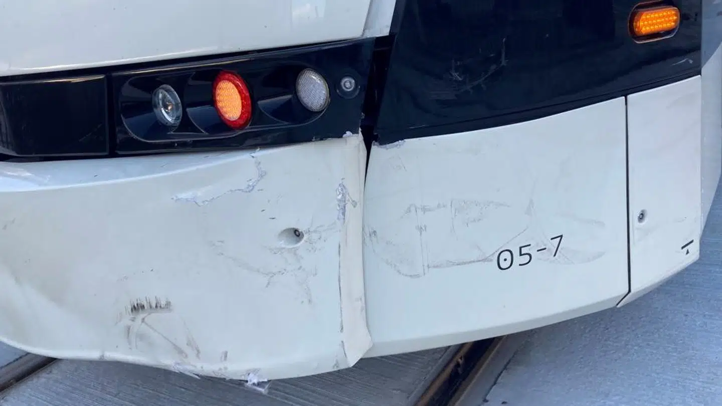 Fronten på letbanetoget, som tirsdag efter middag har været i kollision med en personbil, er godt skrammet efter uheldet. Ingen er kommet til skade i forbindelse med uheldet. Foto: Liv Østerstrand.