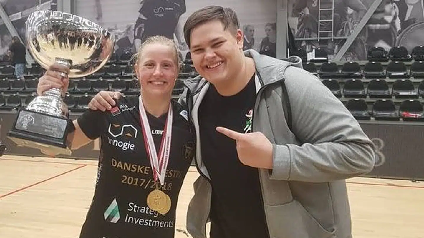 Mia Rej sammen med sin lillebror, Jonas Rej, i 2018.