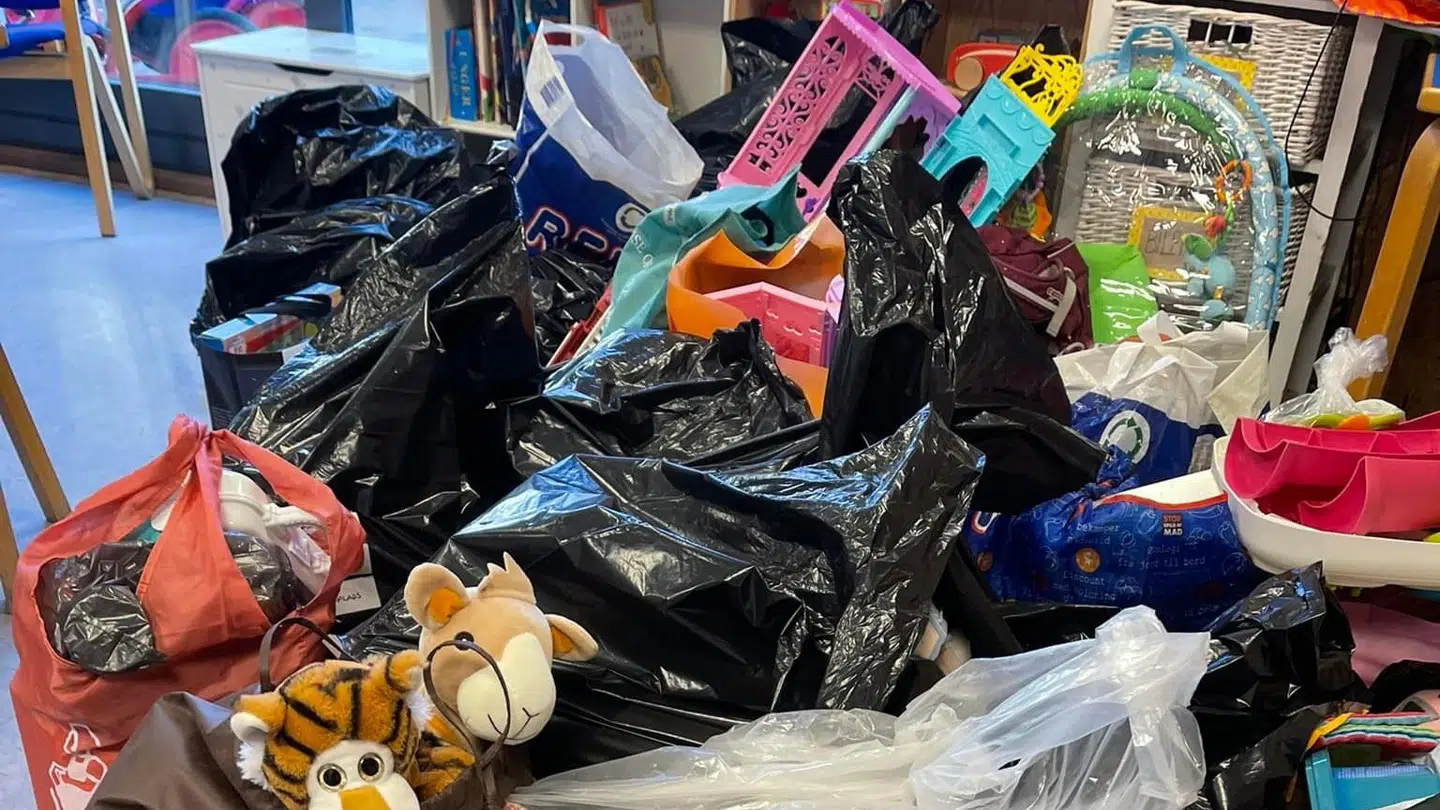 Beboerne på Islands Brygge har indleveret alt fra bamser til bøger og spil. Foto: Arne Svendsen / Facebook