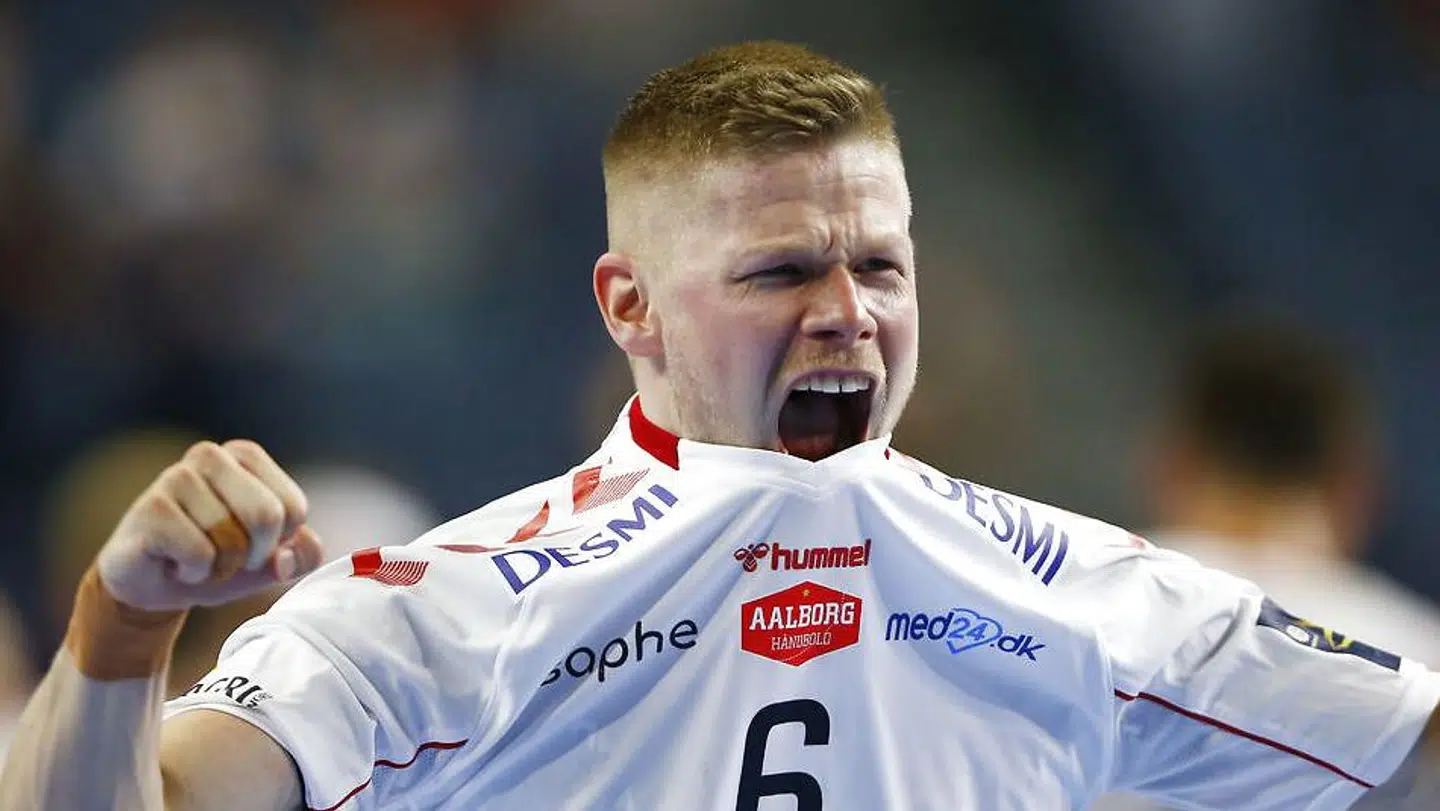 Norske Sebastian Barthold jubler over tidligere en scoring for Aalborg Håndbold i deres hvide udebanetrøje. Onsdag var vejret hvidt - og betød Barthold måtte parkere sin bil og gå til kamp.