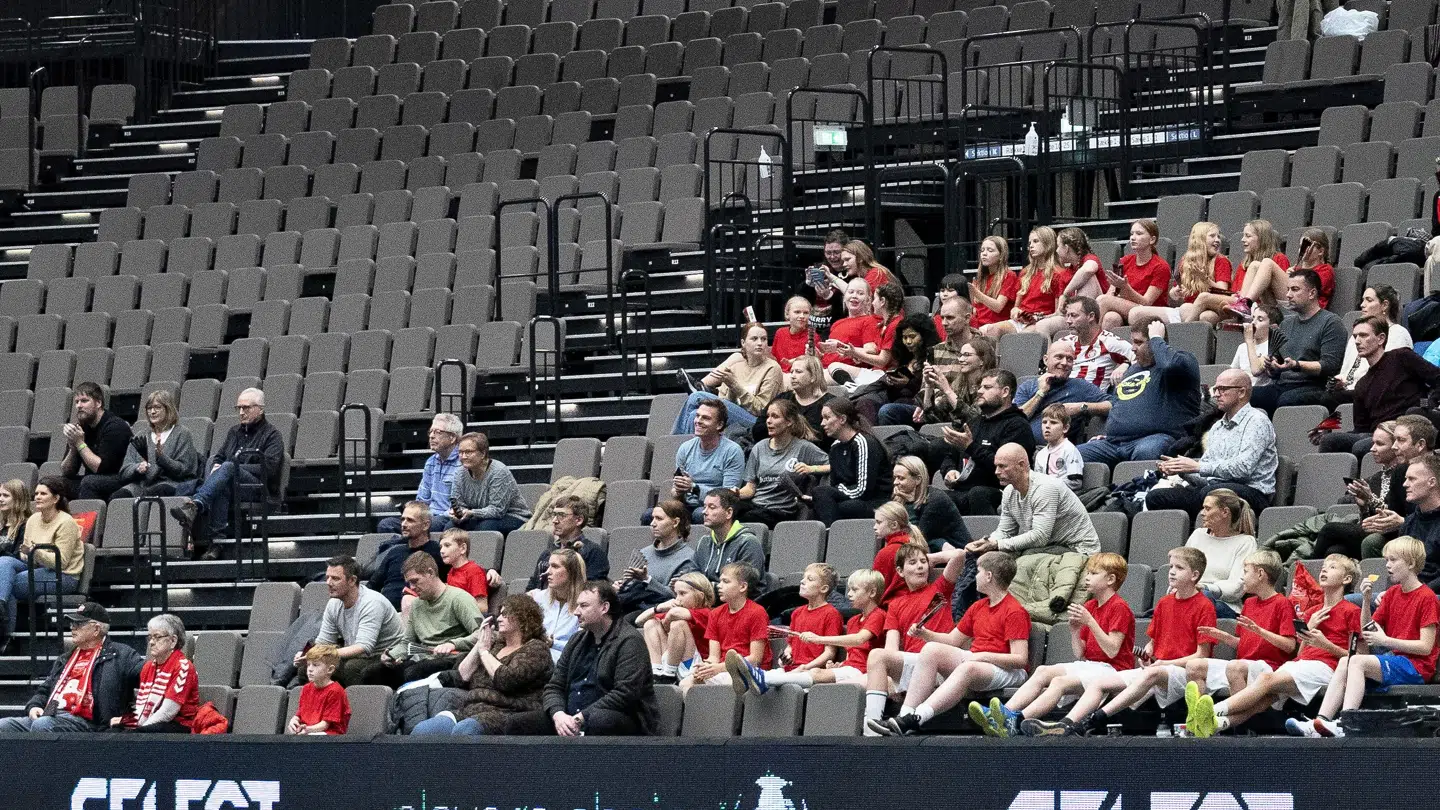 5.000 billetter var ude til den udsolgte Champions Leeague-kamp mellem Aalborg og ungarske Pick Sczeged. Men grundet onsdagens snestorm var blot 450 nået frem til Gigantium.