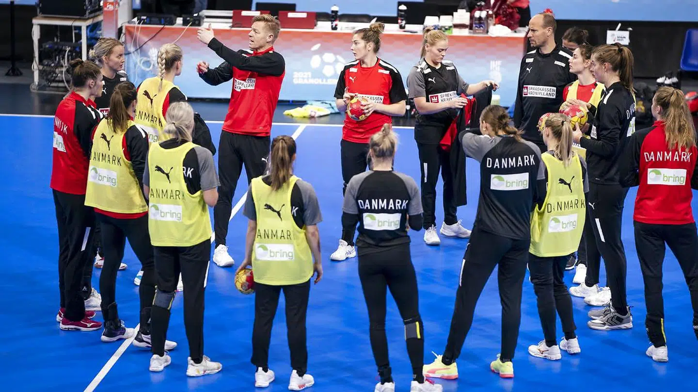 Cheftræner Jesper Jensen og holdet under kvindelandsholdets træning i Granollers onsdag den 1 december 2021. (Foto: Liselotte Sabroe/Ritzau Scanpix)