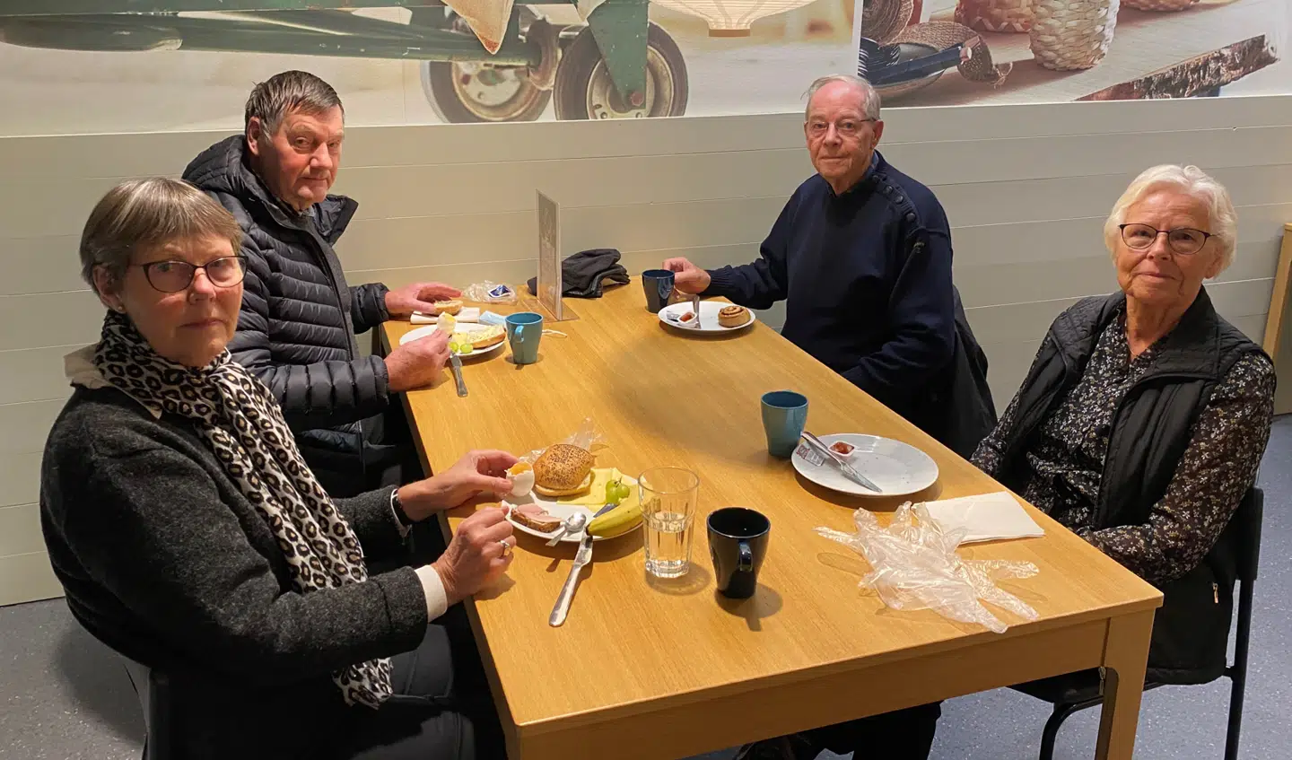 Hanne og Erik Bangsgaard (th) sammen med deres vennepar ved morgenbordet.