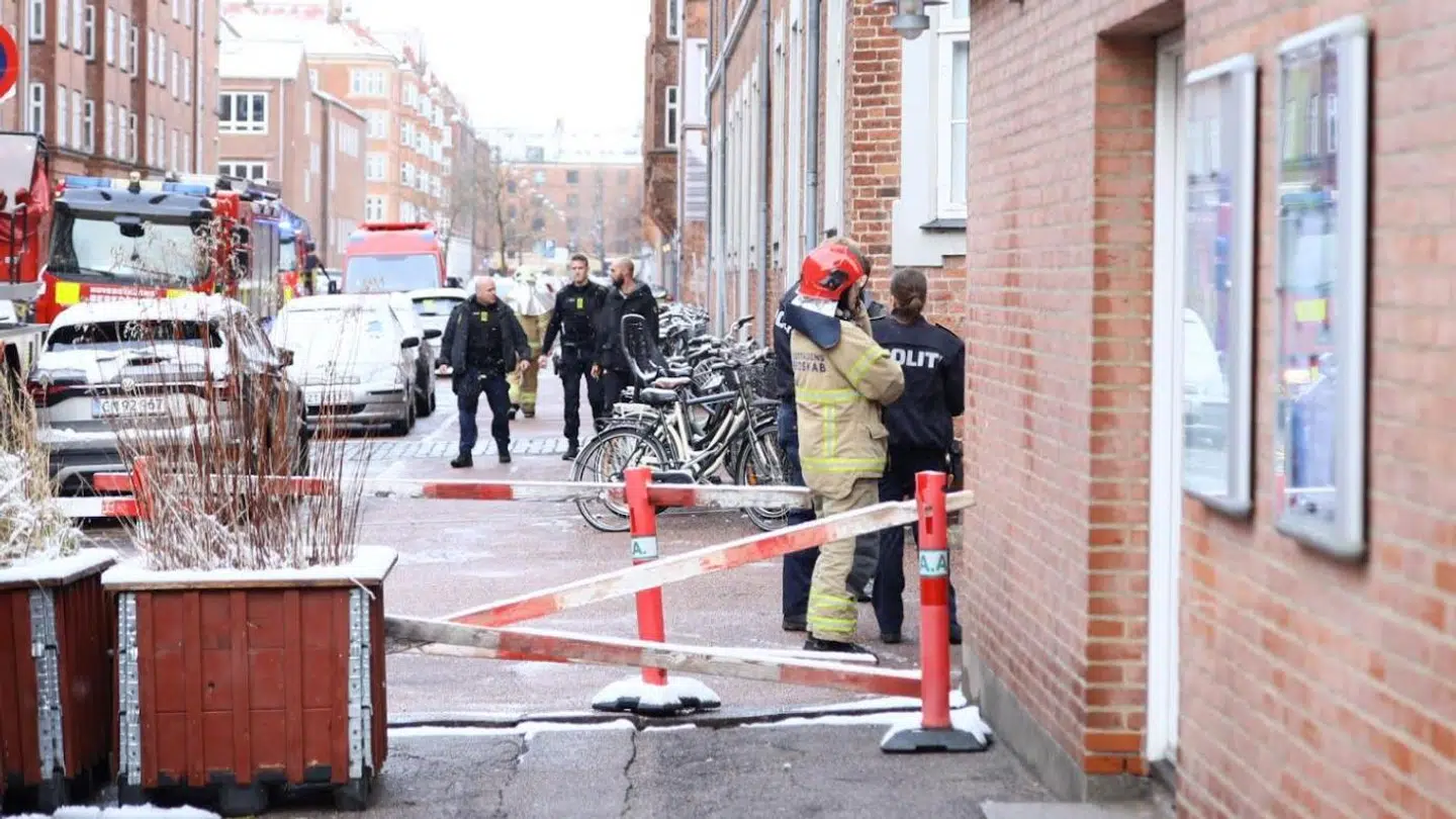 En person blev reddet ud af en lejlighed i Ungarnsgade på Amager, efter der opstod brand i en lænestol. Foto: Presse-fotos.dk