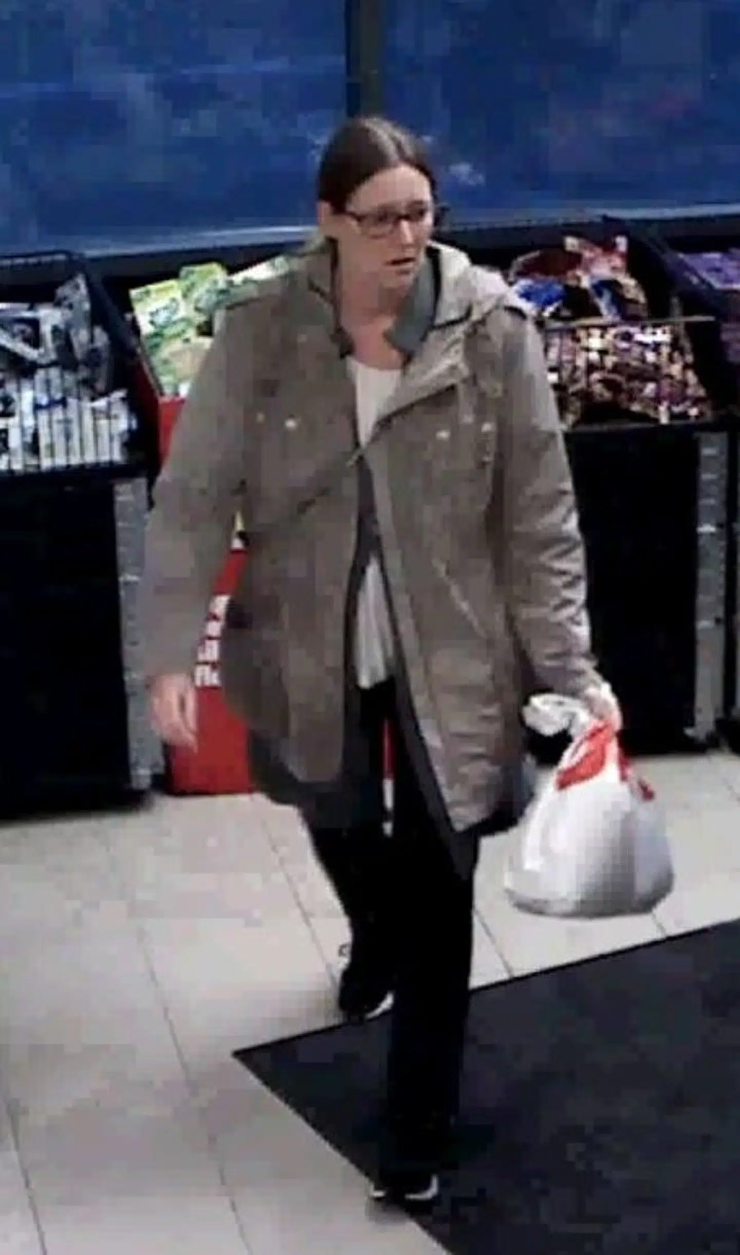 Kvinden er mistænkt for bedrageri.