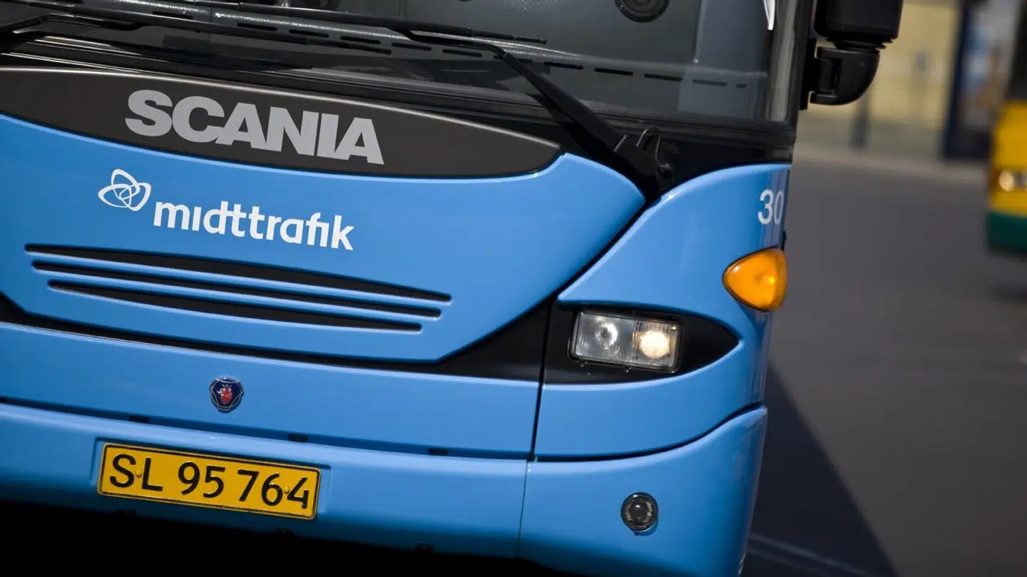 Midtrafik melder om flere problemer med sneen for deres busser. Derudover er enkelte letbaneafgange også forsinket eller aflyst.