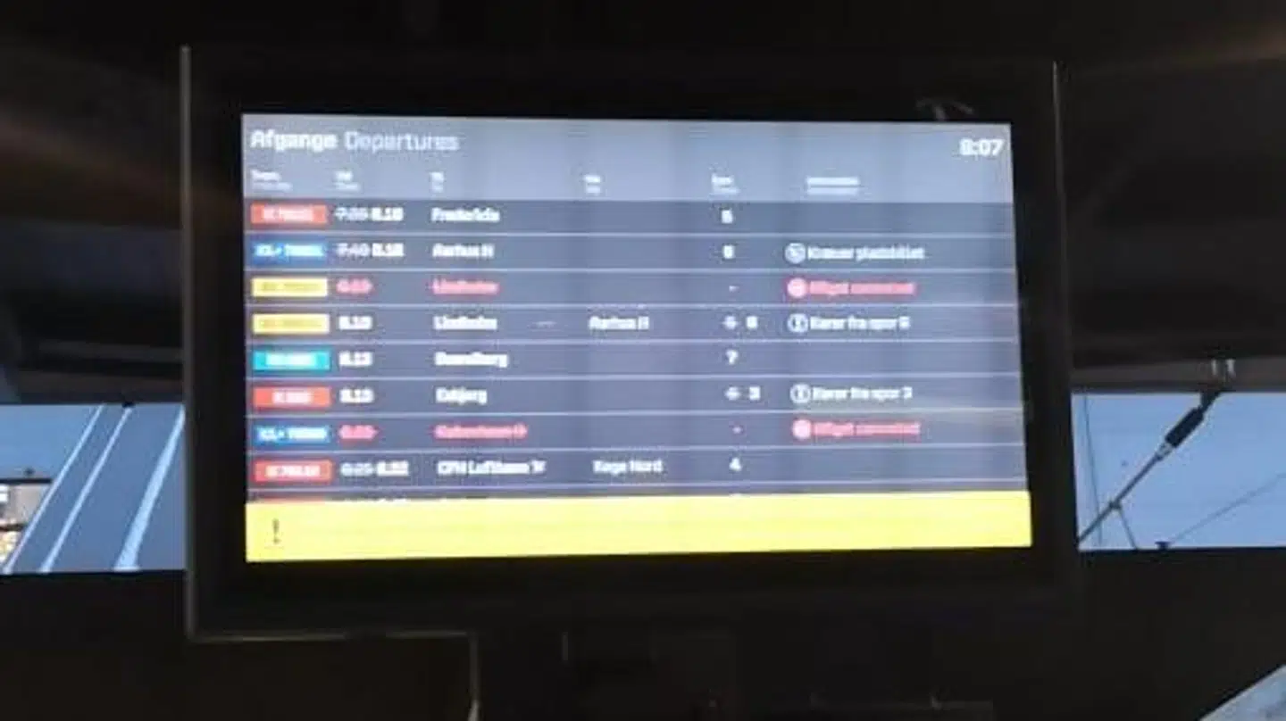 Alle tog fra Odense til Sjælland er torsdag morgen blevet aflyst. En køreledning er blevet revet ned i Nyborg. Privatfoto.