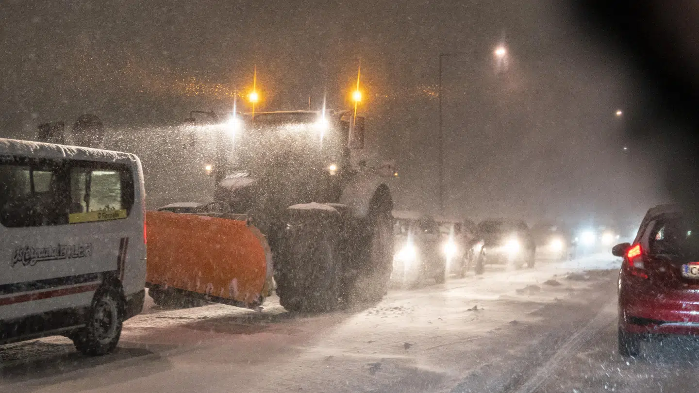 Kaos på vejene i og omkring Aalborg under snestormen om aftenen i Aalborg, onsdag den 1. december 2021.. (Foto: Henning Bagger/Ritzau Scanpix)