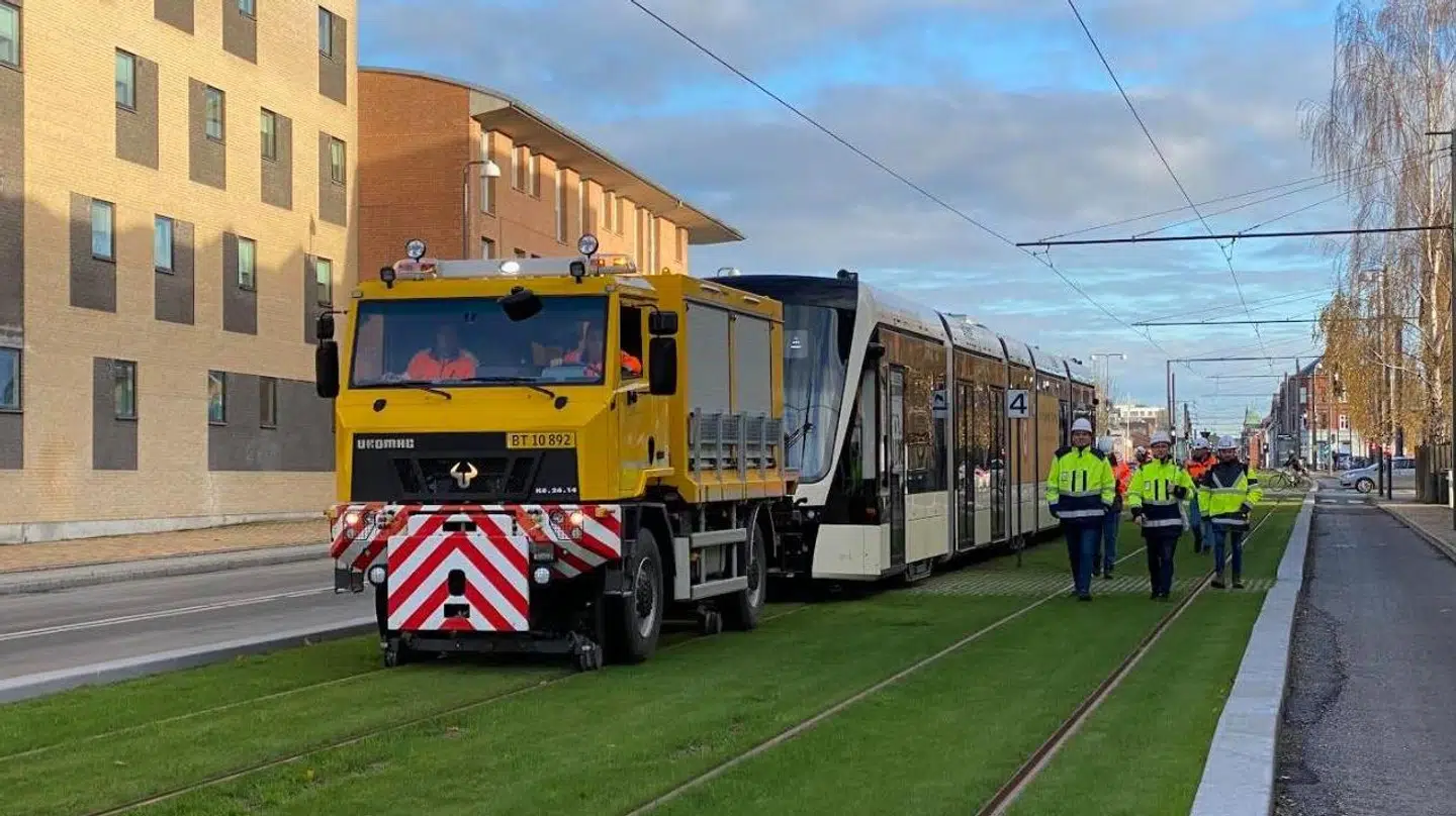 Letbanen bbliver for tiden trukket igennem midtbyen, da Banedanmark stadig ikke har givet den endelig godkendelse til at der på sættes strøm til togene. Foto: Jeppe Kanstrup Jørgensen.
