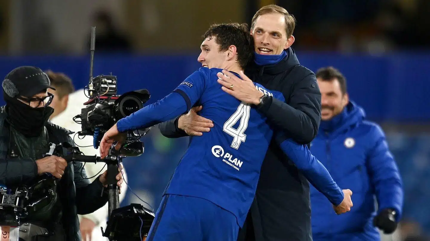 Andreas Christensen sammen med Chelsea-træner Thomas Tuchel.