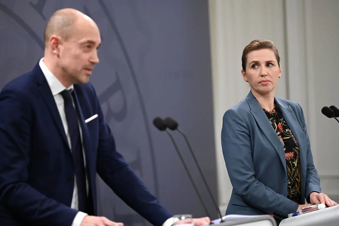 Regeringen afholder pressemøde om status på coronasituationen, i Spejlsalen i Statsministeriet i København, onsdag den 1. december 2021. Myndighederne vil bl.a. orientere om den nye covid-19 variant Omikron. Statsminister Mette Frederiksen og Sundheds- og ældreminister Magnus Heunicke, direktør i Sundhedsstyrelsen Søren Brostrøm og direktør for borgerservice i Udenrigsministeriet Erik Brøgger Rasmussen, m.fl. deltager.