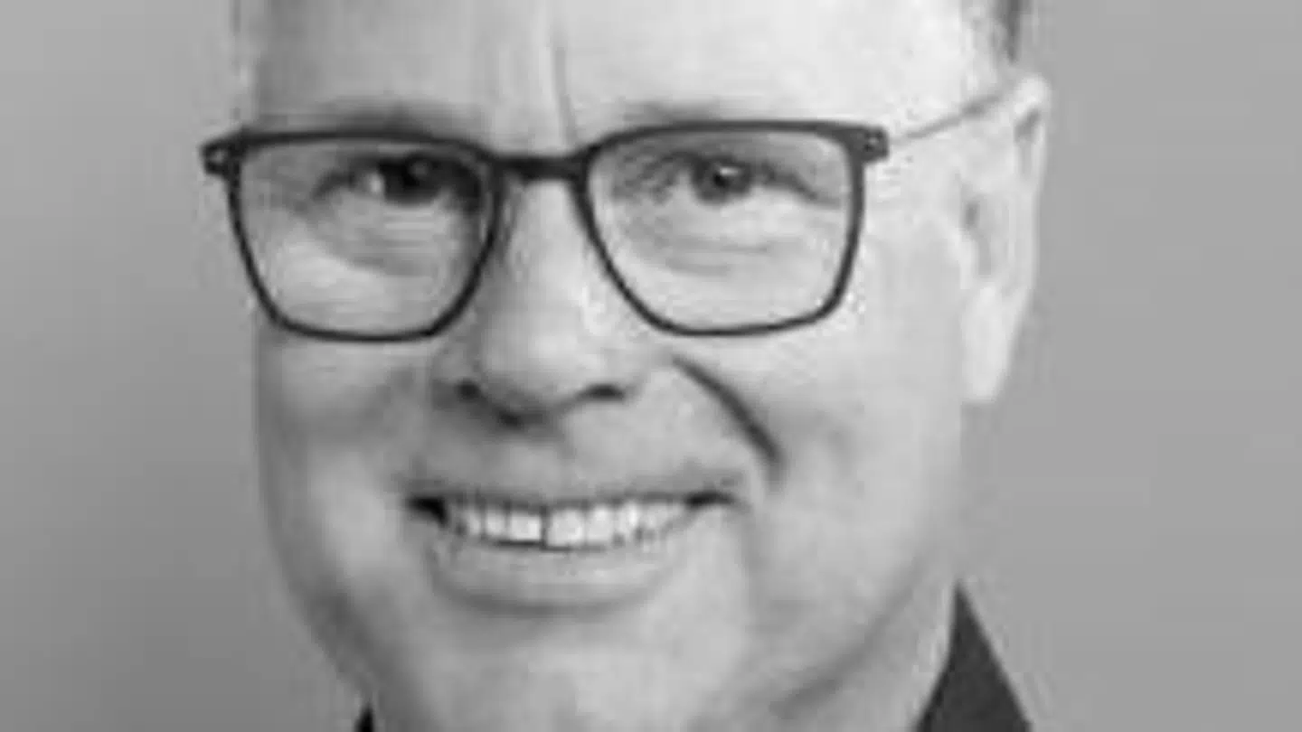 Sådan ser han ud i dag, Røde Romario, i sort-hvid. Billedet er fra hans liste Q, der stillede op til kommunalvalget i Randers. Kilde: Østbroen.dk