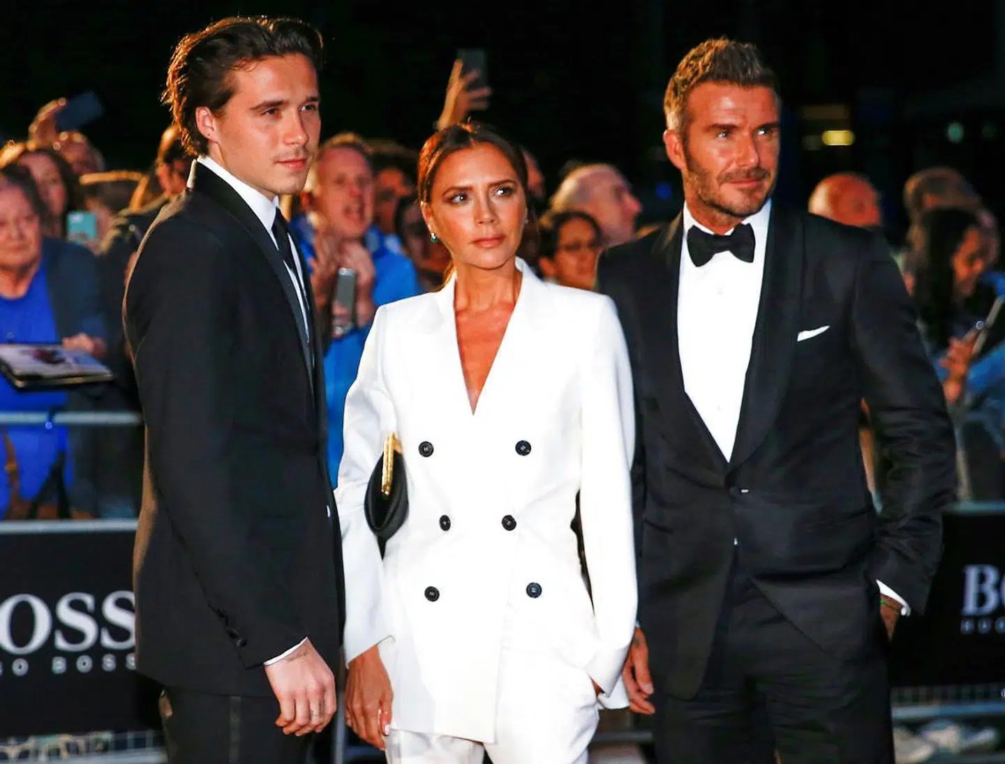 Victoria Beckham med sin mand, david Beckham, og søn Brooklyn.
