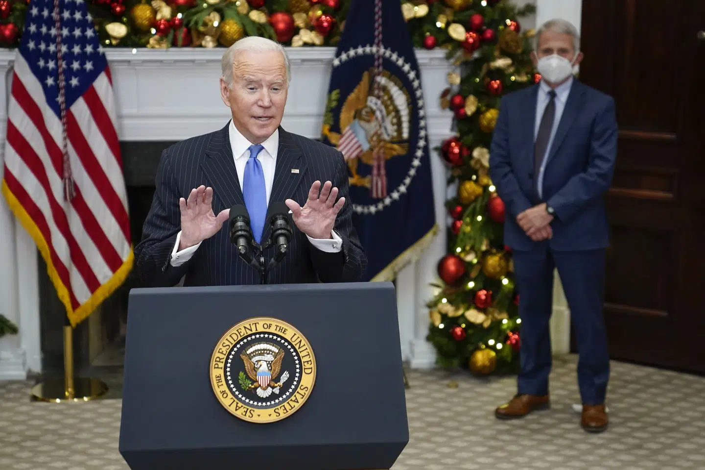 Hverken den amerikanske præsident, Joe Biden, eller USA's ledende epidemiolog, Anthony Fauci, (t.h.) forventer i øjeblikket, at det bliver nødvendigt at stramme rejserestriktioner som følge af en ny coronavariants indtog i en række lande. Evan Vucci/Ritzau Scanpix