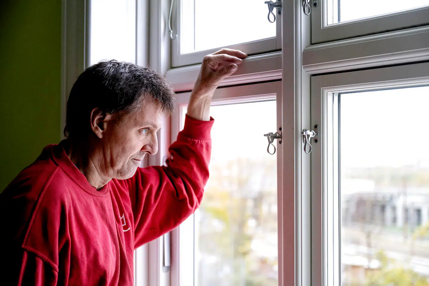 Klaus Scherling så og filmede den voldsomme anholdelse af Mads Gedved fra sit vindue i 2018.