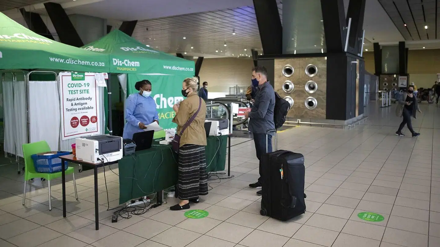 Passagerer bliver testet for corona i lufthavnen i Sydafrika.