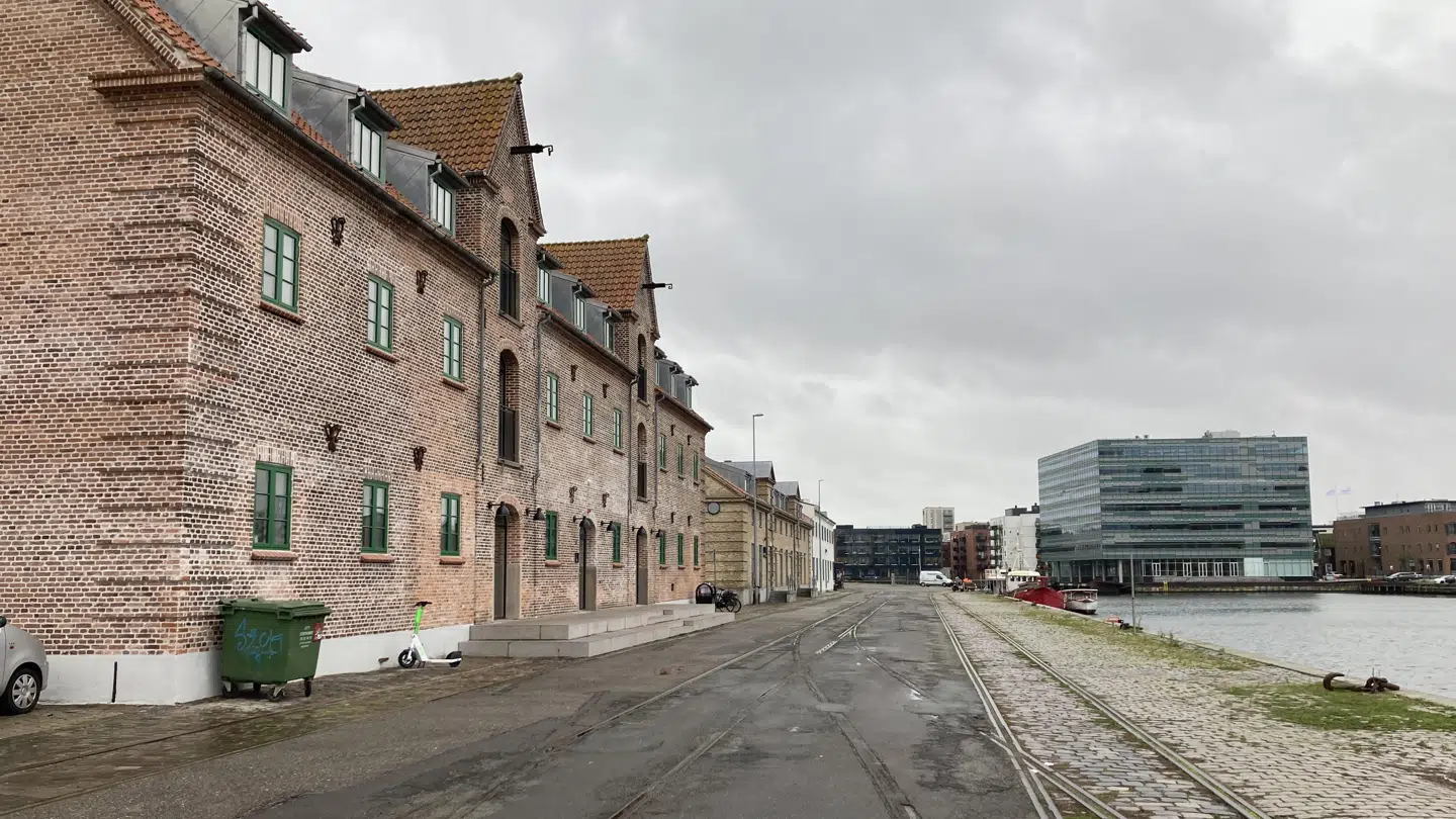 Asfalten, der dækker over dele af skinnerne på Østre Kaj, blev lagt til lastbiler og trucks på havnen.