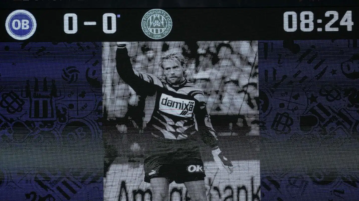 Fra 8:17 og et minut frem (til ære for hans 817 kampe for klubben) blev Lars Høgh hyldet med stående klapsalver under kampen mellem OB og Viborg - få timer senere blev OB'eren også hyldet af rivalerne fra AaB.
