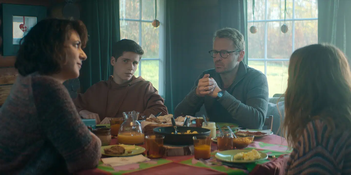 Familien samlet i deres lejede sommerhus på den farlige ø.