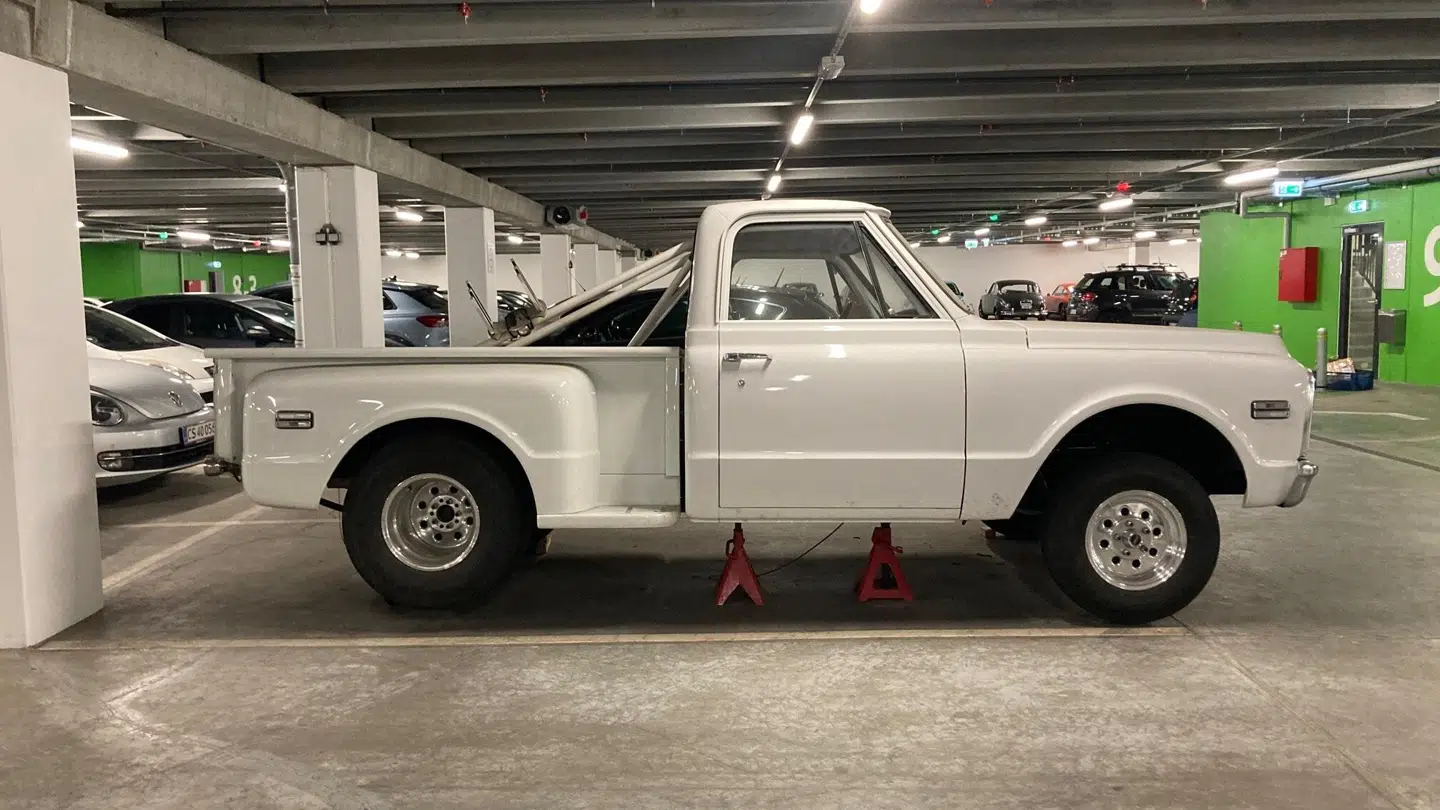 Her ses en opklodset veteranbil uden motor. Den er blot en af mange biler, der har holdt langtidsparkeret i p-kælderen. Foto: Privatfoto