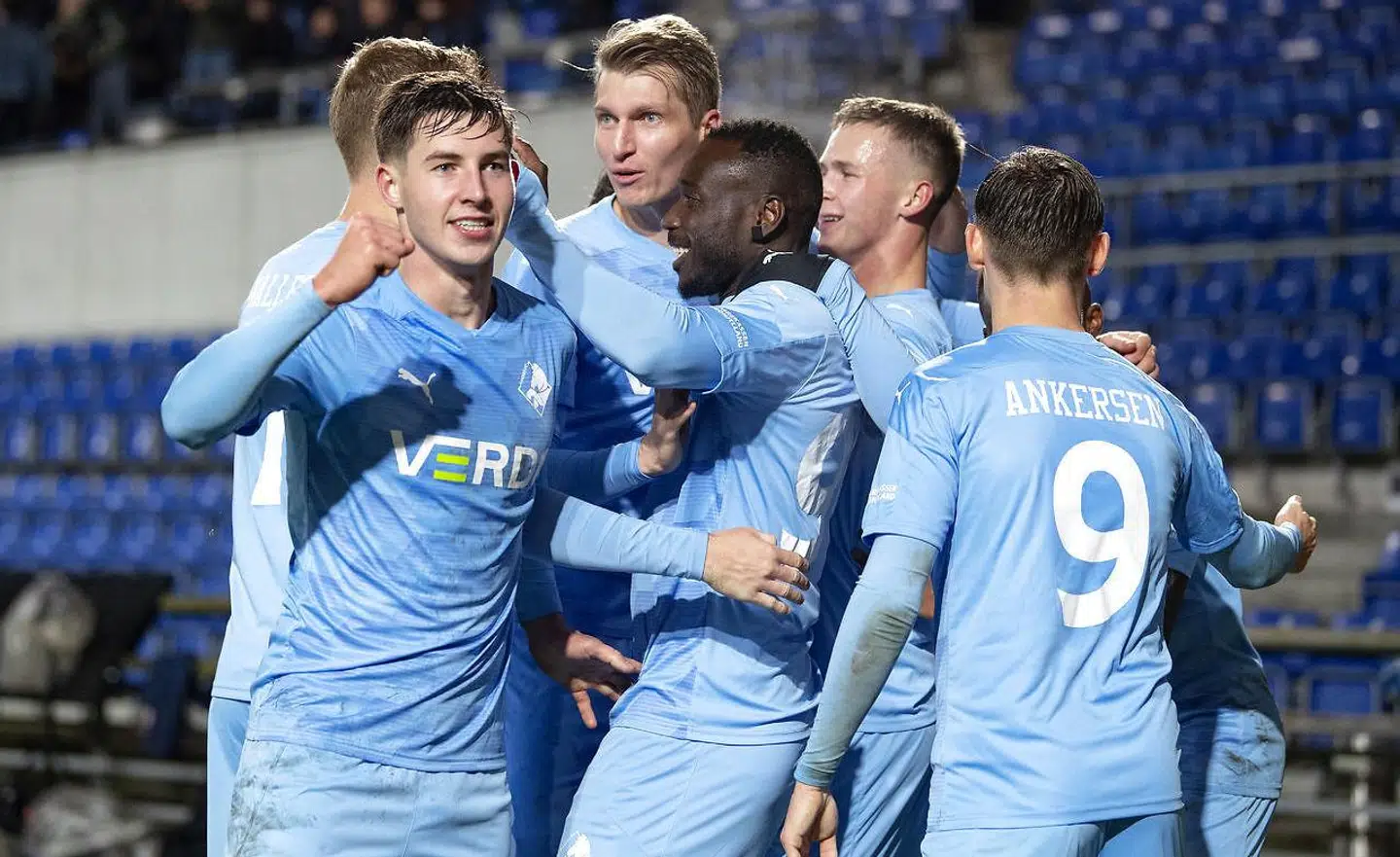 Randers-spillerne jubler over Alhaji Kamaras scoring i Conference League-kampen mod rumænske Cluj