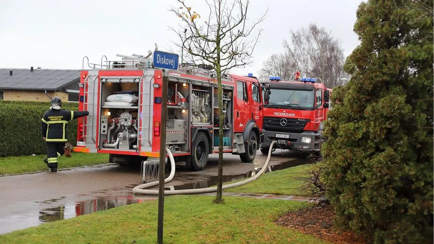 Brandfolkenes hovedfokus var at sikre, at branden ikke bredte sig til selve hovedhuset.
