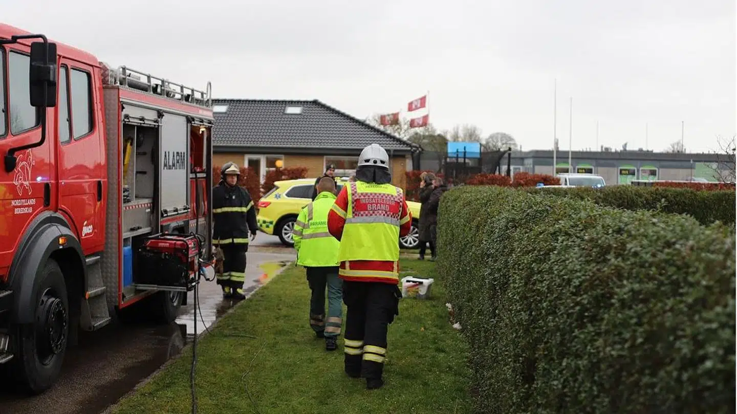 Der blev tilkaldt paramedicinere for at tilse beboere for mulig røgforgiftning.