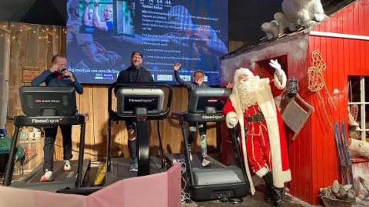 Her ses 'scenen' i Aalborg Zoo, hvor rekordforsøget blev udført. Julemanden var bare en af mange gæster, der kiggede forbi for at give moralsk støtte.