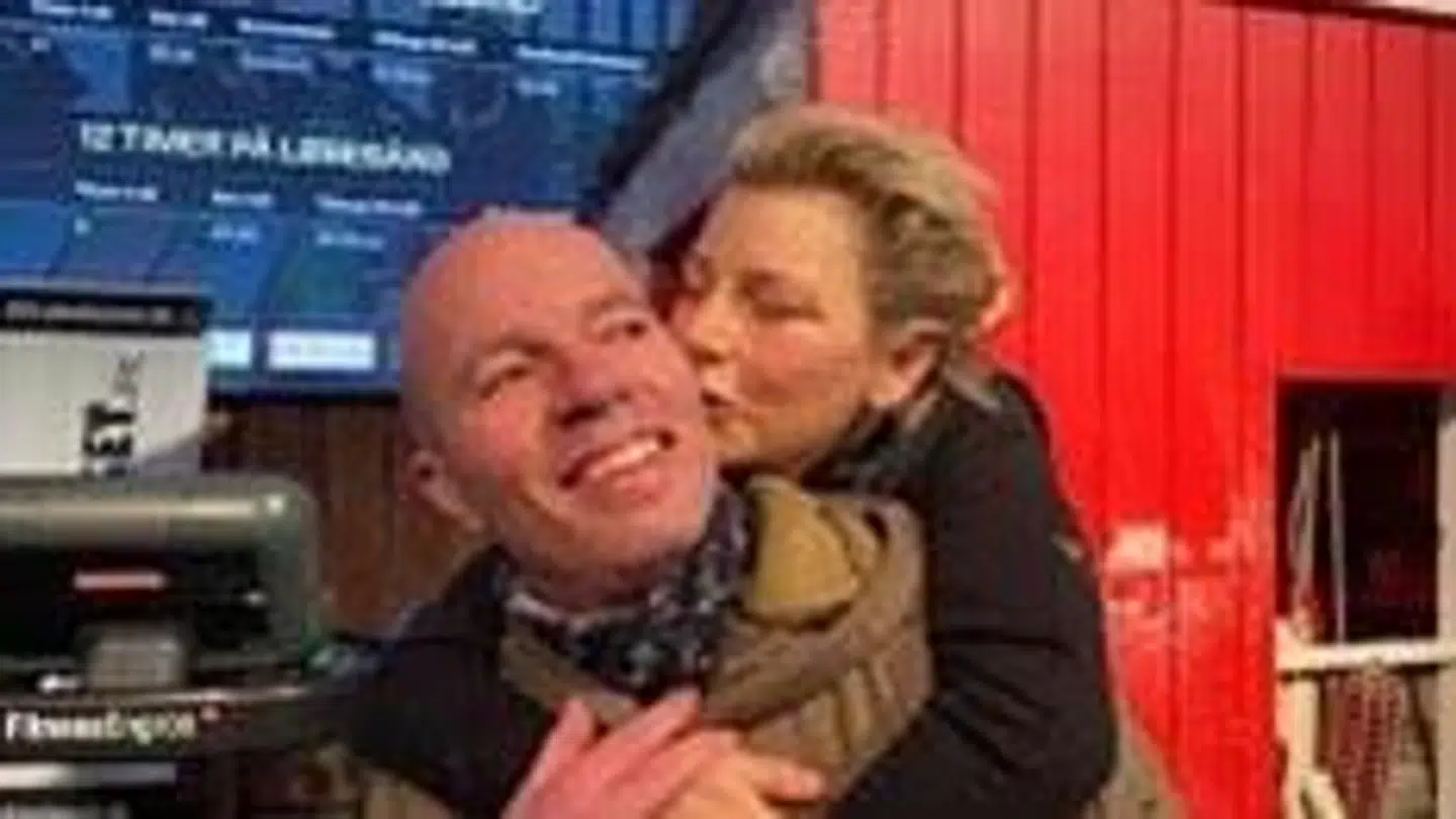 Efter godt og vel 48 timer på løbebåndet, udløste glæden og forløsningen et kys til ægtemanden Dan.