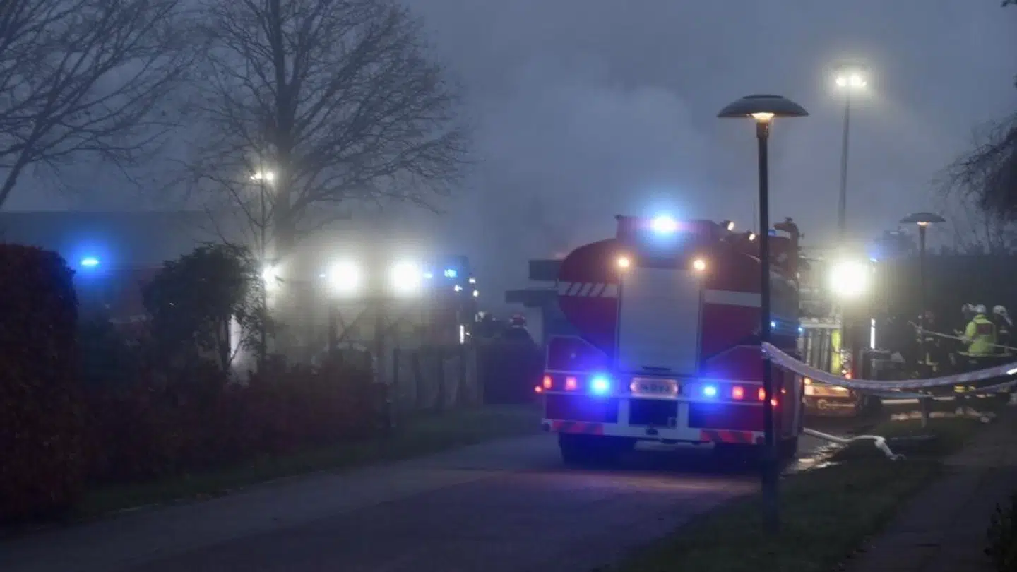 En person mistede natten til søndag livet i en kraftig brand i en villa i Fredericia.