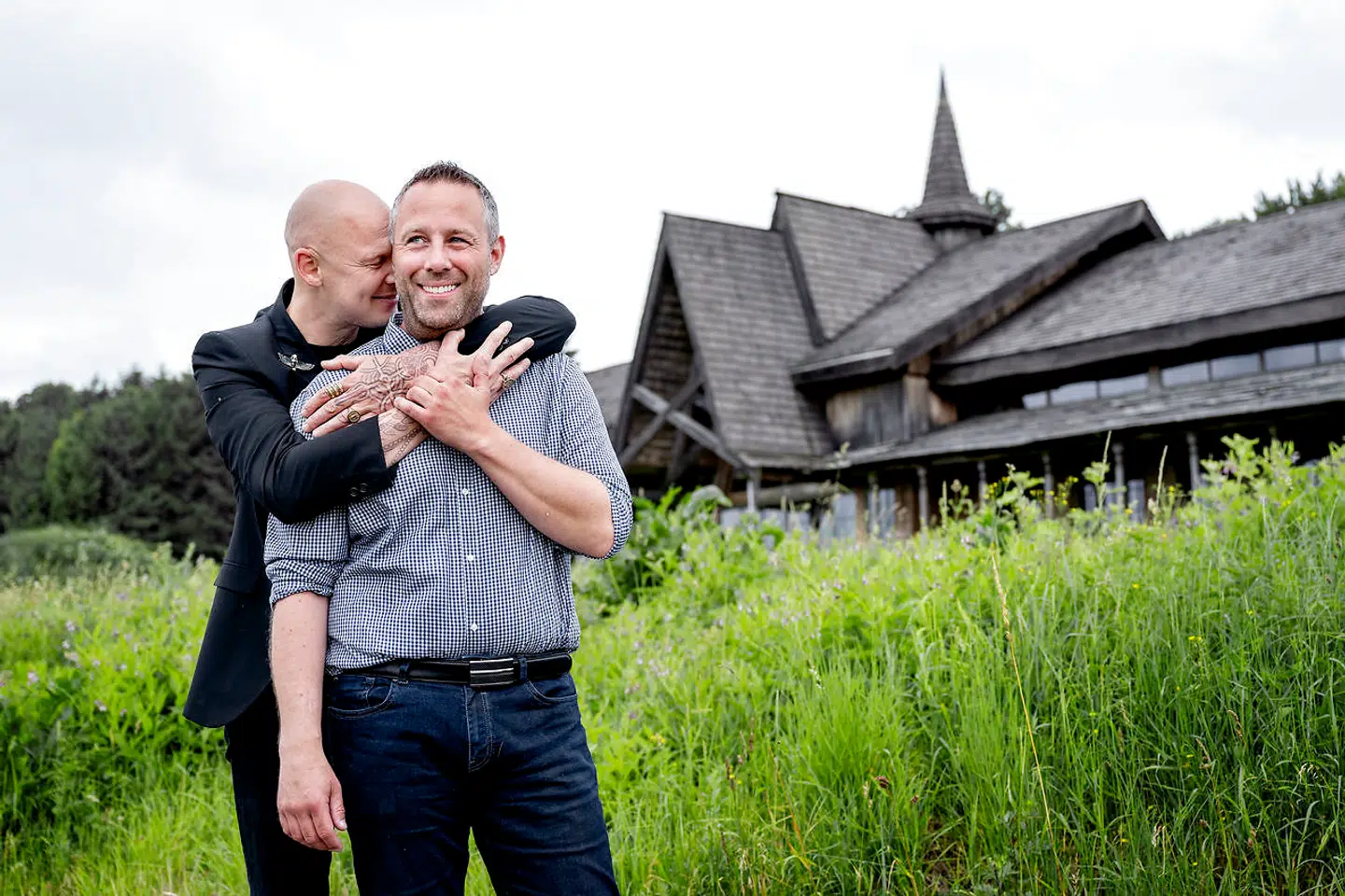 Jim Lyngvild og Morten Paulsen foran vikingeborgen Ravnsborg, hvor de bor, og som de selv byggede for ti år siden.