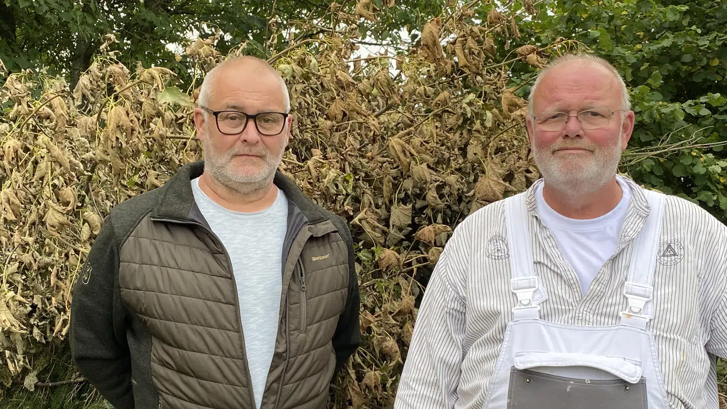 Naboerne Allan Lauridsen og Robert Nielsen foran den nu spærrede sti i Solbjerg.