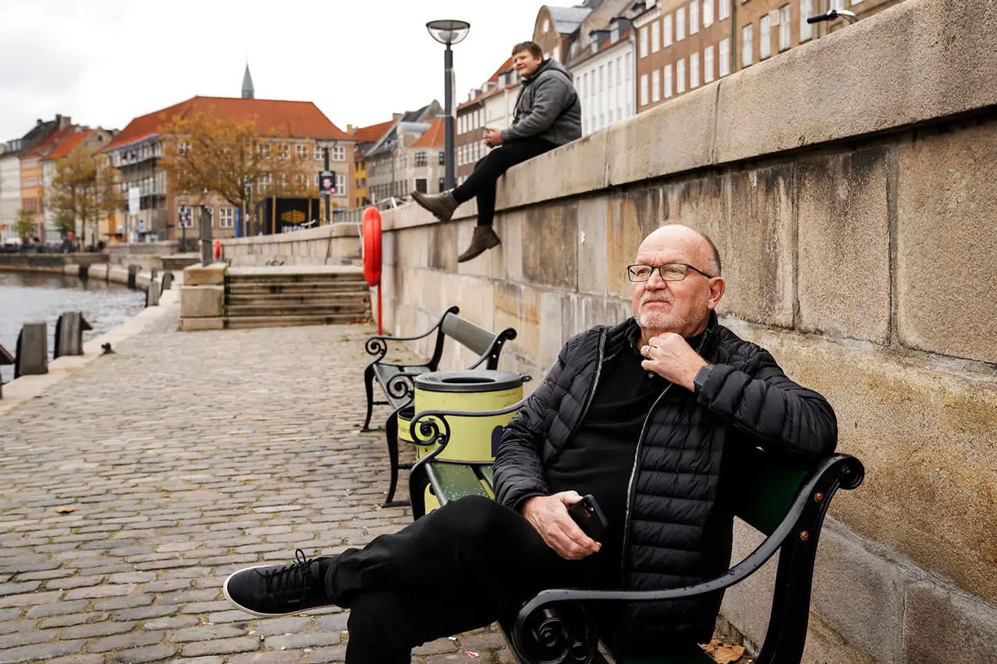Jens Kramer Mikkelsen på en bænk ved Gammel Strand.